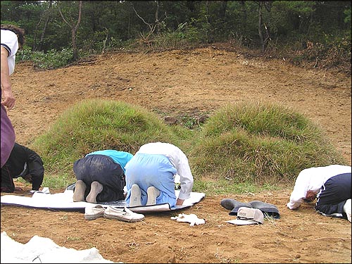 지극한 마음으로 절을 올렸습니다. 